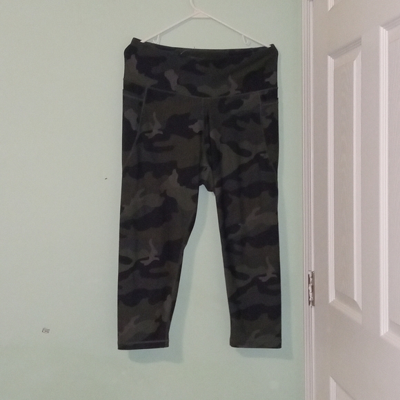 Old Navy Active Camouflage Leggings - Picture 2 of 5